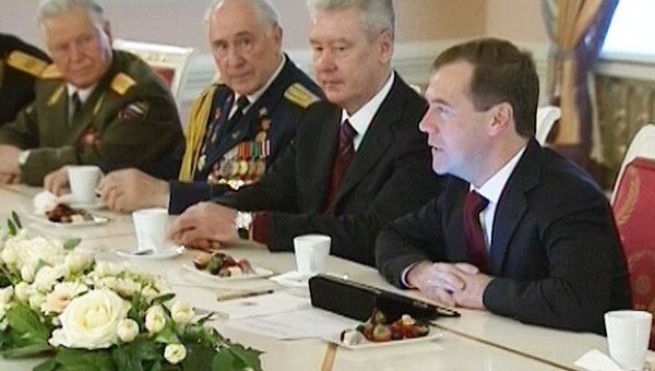 Медведев пообещал сделать все возможное для достойной жизни ветеранов