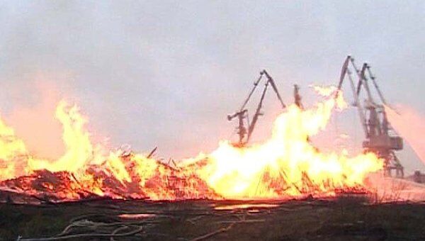 Сильный ветер не дает потушить крупный пожар в порту Архангельска