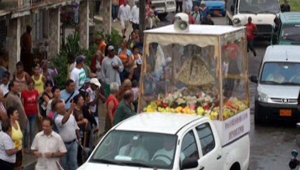 Сотни кубинцев цветами встретили образ Пресвятой Девы Милосердной
