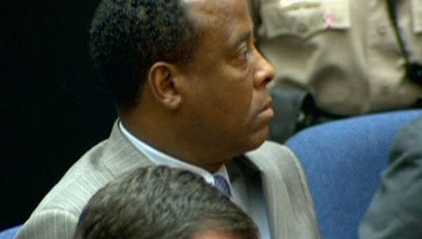 Врача, виновного в смерти Майкла Джексона, вывели из суда в наручниках