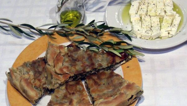 Греческий слоеный пирог Пита со шпинатом и сыром. Видеорецепт