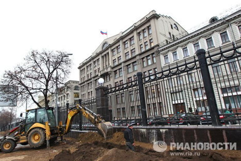 Демонтаж строительного забора на Старой площади в Москве