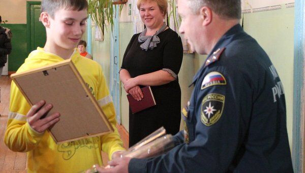 Сотрудники МЧС награждают костромского школьника, спасшего двоих утопающих