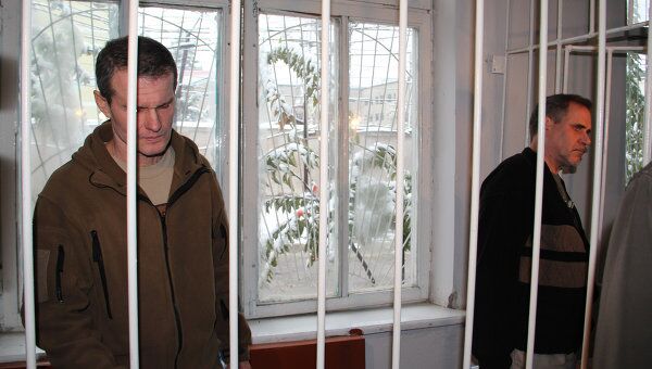 Летчики Владимир Садовничий (слева) и Владимир Руденко (справа), приговоренные во вторник в Таджикистане к 8,5 годам лишения свободы
