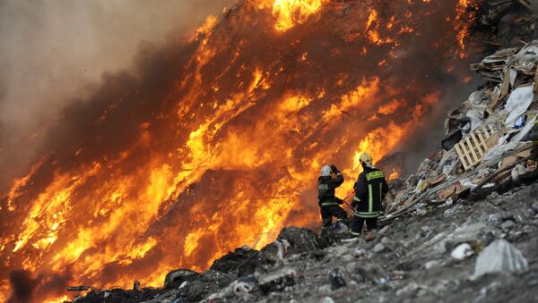 Пожар на свалке мусора на Волхонском шоссе в Ленинградской области