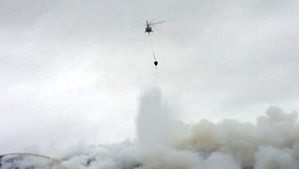 Вертолет Ми-8 тушит крупный пожар на свалке мусора под Петербургом