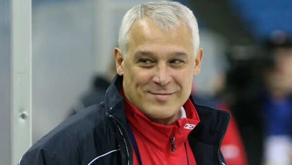 Главный тренер сборной России по хоккею с мячом Владимир Янко