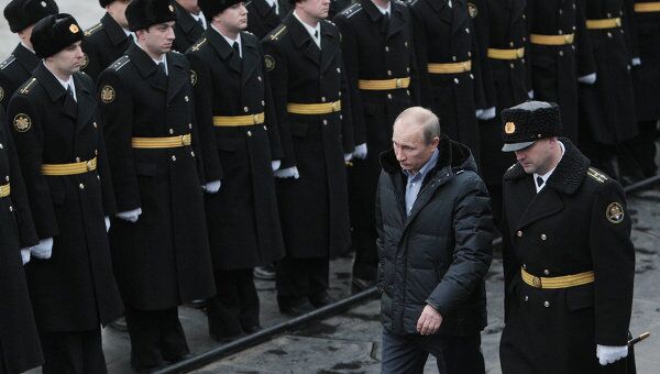 Председатель правительства РФ Владимир Путин (в центре) во время посещения АПК Александр Невский