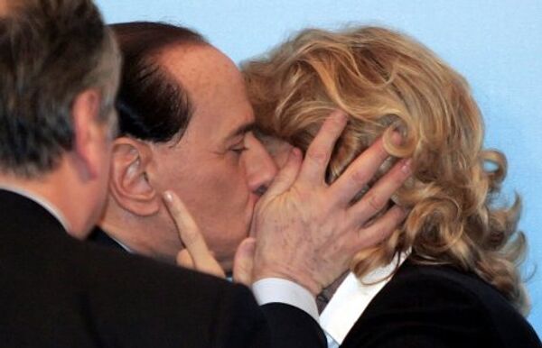 Премьер-министр Италии Сильвио Берлускони целует Стефанию Кракси