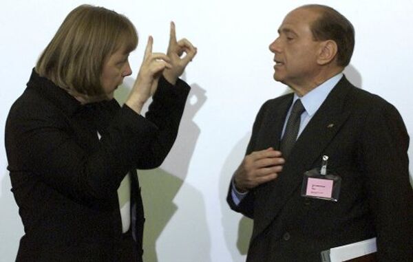 Сильвио Берлускони разговаривает Ангелой Меркель