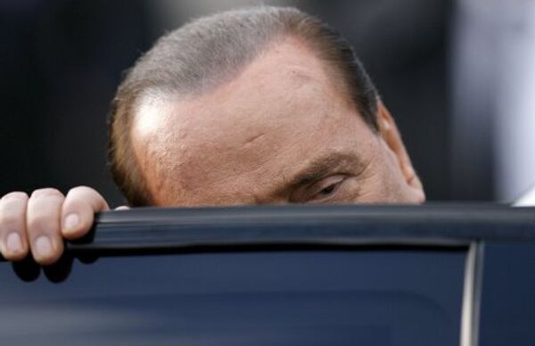 Премьер-министр Италии Сильвио Берлускони садится в машину