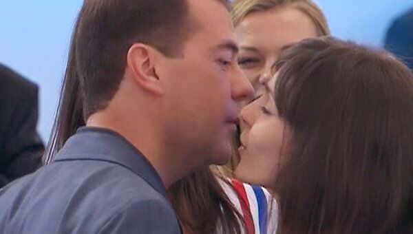 Медведев исполнил мечту девушек из medvedevgirls, разрешив расцеловать себя