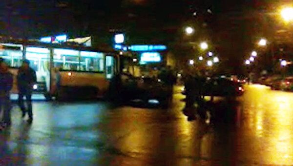 Автомобиль Chevrolet врезался в трамвай у метро Коломенская в Москве