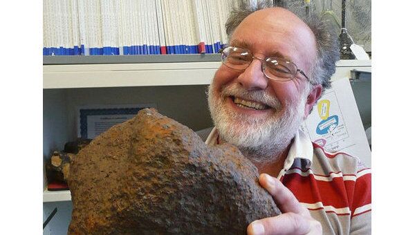 Уникальный метеорит Conception Junction в руках Рэнди Коротева