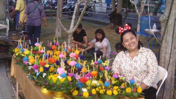 Празднование праздника Лой Кратонг в Паттайе