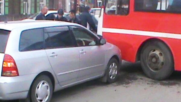 Автомобиль Toyota врезался в автобус в центре Иркутска