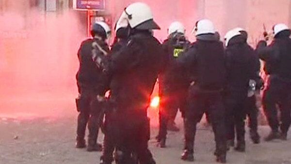  Демонстранты закидали полицейских петардами в День независимости Польши 