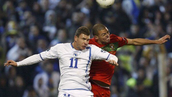 Игровой момент матча Босня и Герцеговина - Португалия