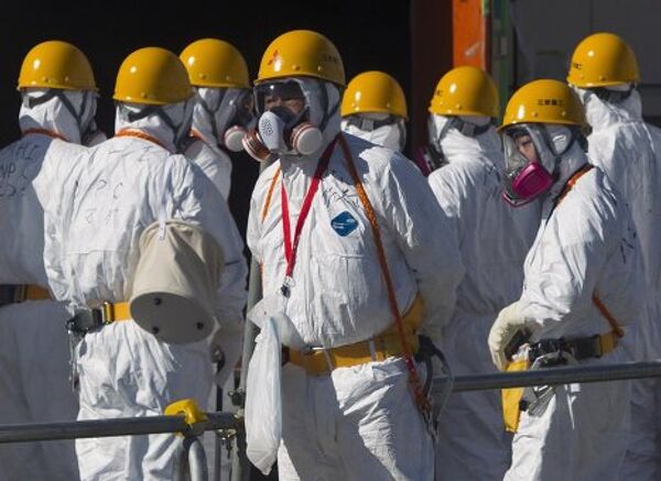 Впервые допущенные на Фукусиму журналисты увидели там разрушения 8-месячной давности