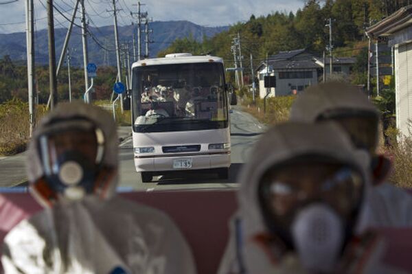 Впервые допущенные на Фукусиму журналисты увидели там разрушения 8-месячной давности