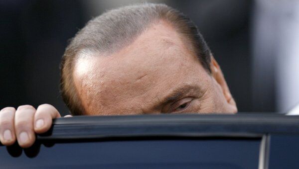 Премьер-министр Италии Сильвио Берлускони садится в машину