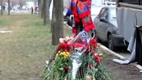 Жители московского Бирюлева приносят цветы к месту гибели пешеходов