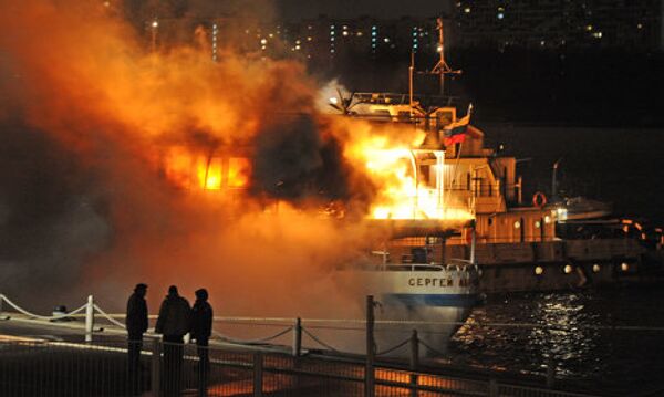 Пожар на Сергее Абрамове охватил все 3 палубы теплохода