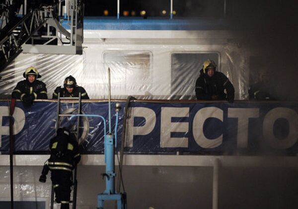 Пожарные тушат горящий в Москве теплоход, несмотря на крен судна