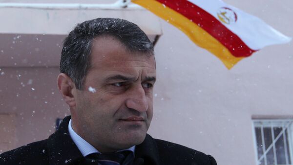 Кандидат в президенты Южной Осетии Анатолий Бибилов у входа на избирательный участок