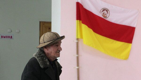 Мужчина голосует на одном из избирательных участков во время выборов президента Южной Осетии.
