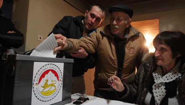 Житель дома престарелых принимает участие в голосовании в день выборов президента Южной Осетии.