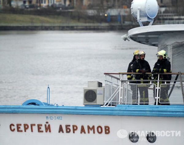 Пожар на борту загоревшегося в Москве трехпалубного теплохода Сергей Абрамов