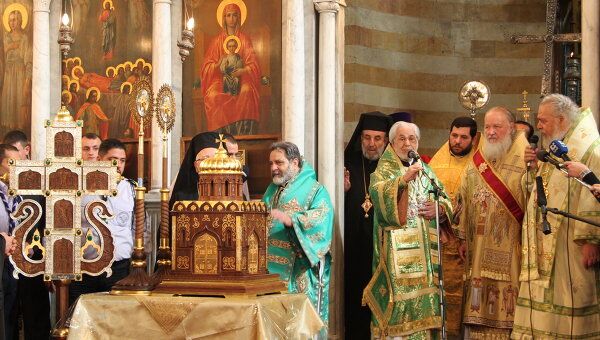 Патриарх Московский и всея Руси Кирилл передал сирийским верующим от российского народа полутораметровый крест, дарохранительницу и две рипиды