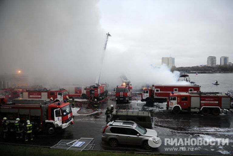 Пожар на борту загоревшегося в Москве трехпалубного теплохода Сергей Абрамов