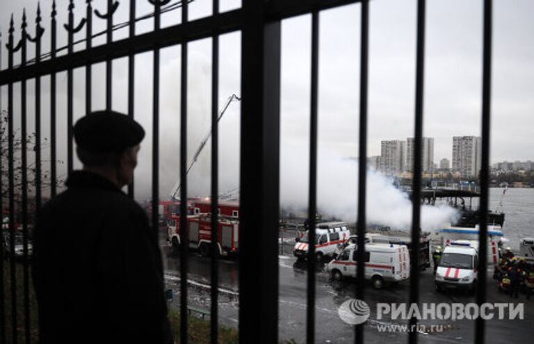 Пожар на борту загоревшегося в Москве трехпалубного теплохода Сергей Абрамов