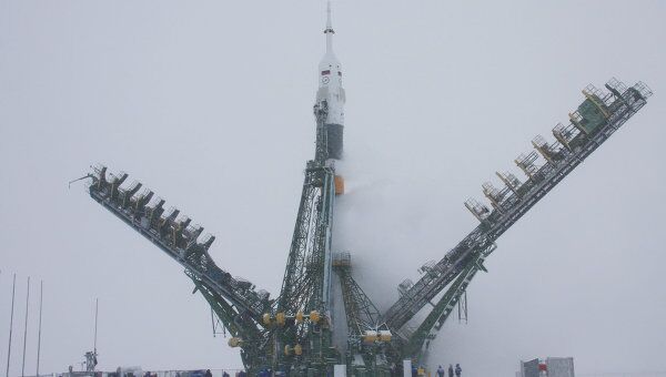 Ракета-носитель Союз-ФГ с пилотируемым космическим кораблем Союз ТМА-22 на стартовом комплексе космодрома Байконур перед запуском