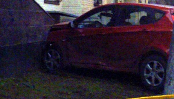 Hyundai сбил забор и влетел в здание после аварии на юге Москвы
