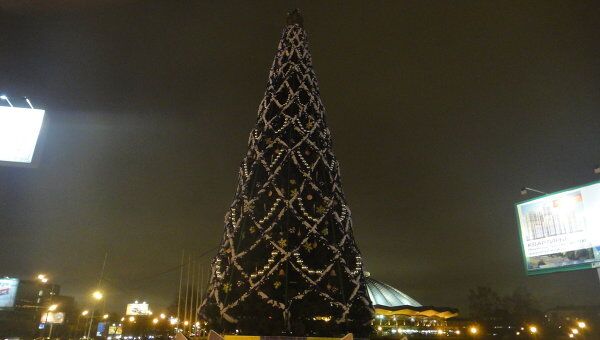 Первая новогодняя елка у метро Университет в Москве 