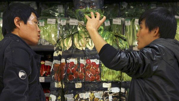 Китайский художник Лю Болин во время своей акции в супермаркете Пекина