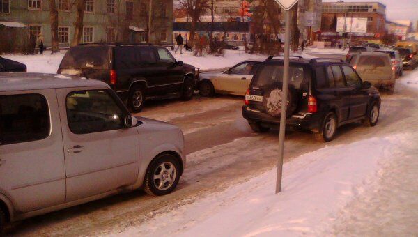 Honda и Chevrolet столкнулись на заснеженных улицах сибирского Бердска