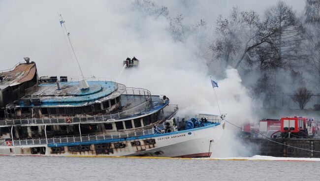 Пожар на борту загоревшегося в Москве трехпалубного теплохода Сергей Абрамов