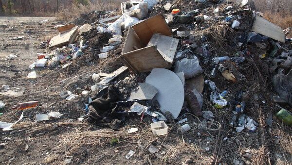 Дорогу на городское кладбище в Приморье превратили в свалку мусора