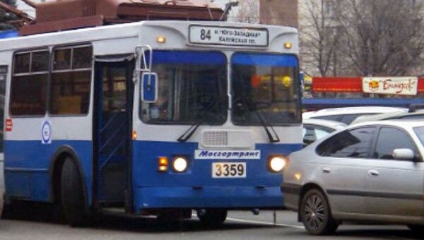 Неудачная парковка остановила троллейбусное движение в центре Москвы