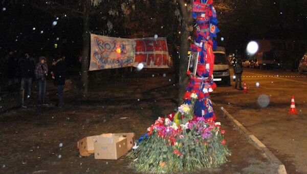 Цветы на месте аварии в Бирюлево