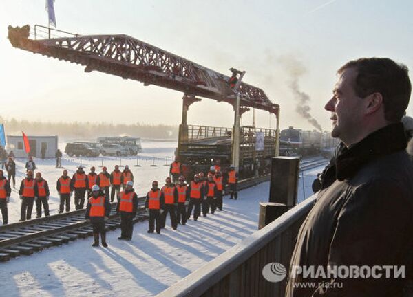Д.Медведев принял участие в укладке золотого звена железнодорожного пути в Якутии