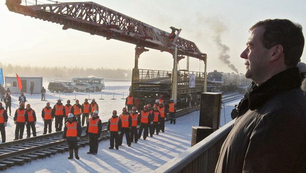 Д.Медведев принял участие в укладке золотого звена железнодорожного пути в Якутии
