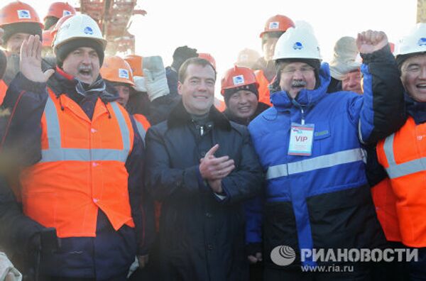 Д.Медведев принял участие в церемонии укладки золотого звена железнодорожного пути в Якутии