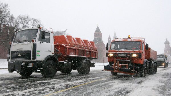 Снегоуборочная техника на Кремлевской набережной. Архив