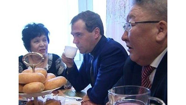 Медведев выпил чаю с пирожками в хоромах якутских переселенцев 