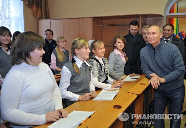 Премьер-министр РФ В.Путин посетил Головчинскую детскую школу искусств